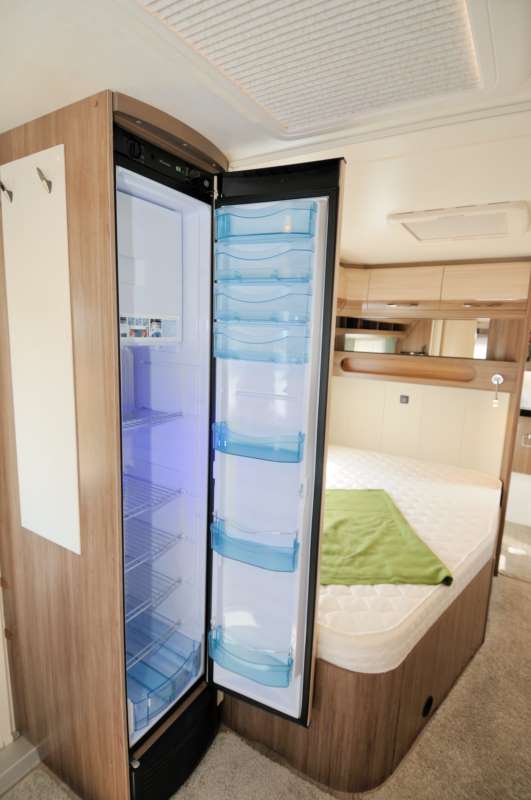 caravan camperlife rivista camperisti Hobby De Luxe 495 WFB frigorifero