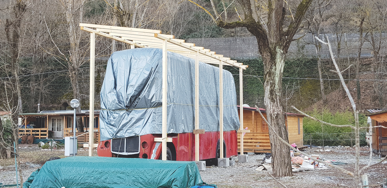 Si costruisce la tettoia per riparare dalle intemperie e poter lavorare anche in inverno