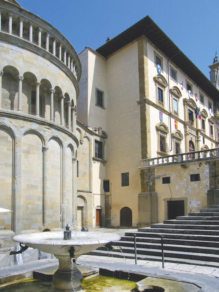 Arezzo Pieve Santa Maria e scalinata verso Piazza Grande