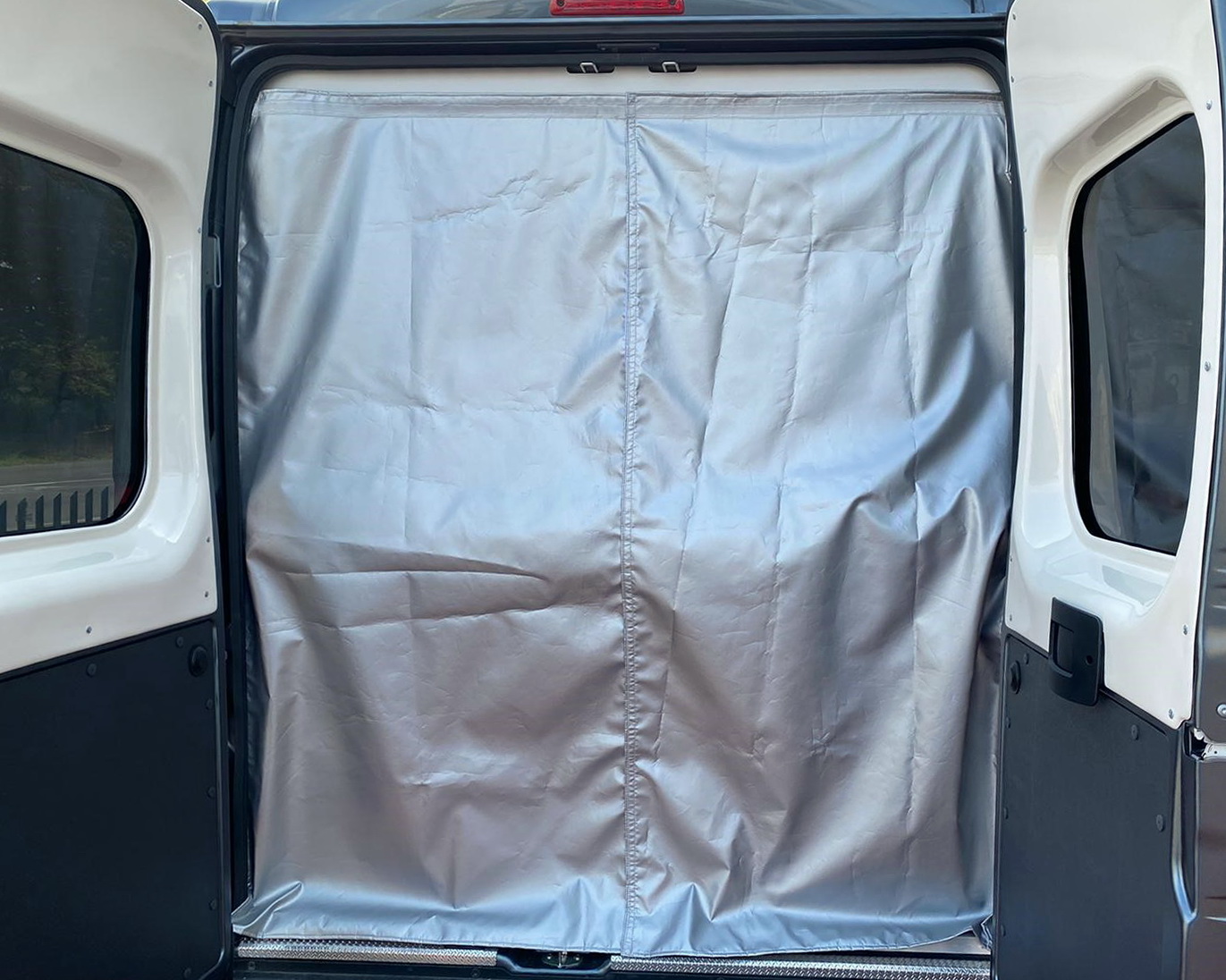 Larcos: nuova tenda termica posteriore per van