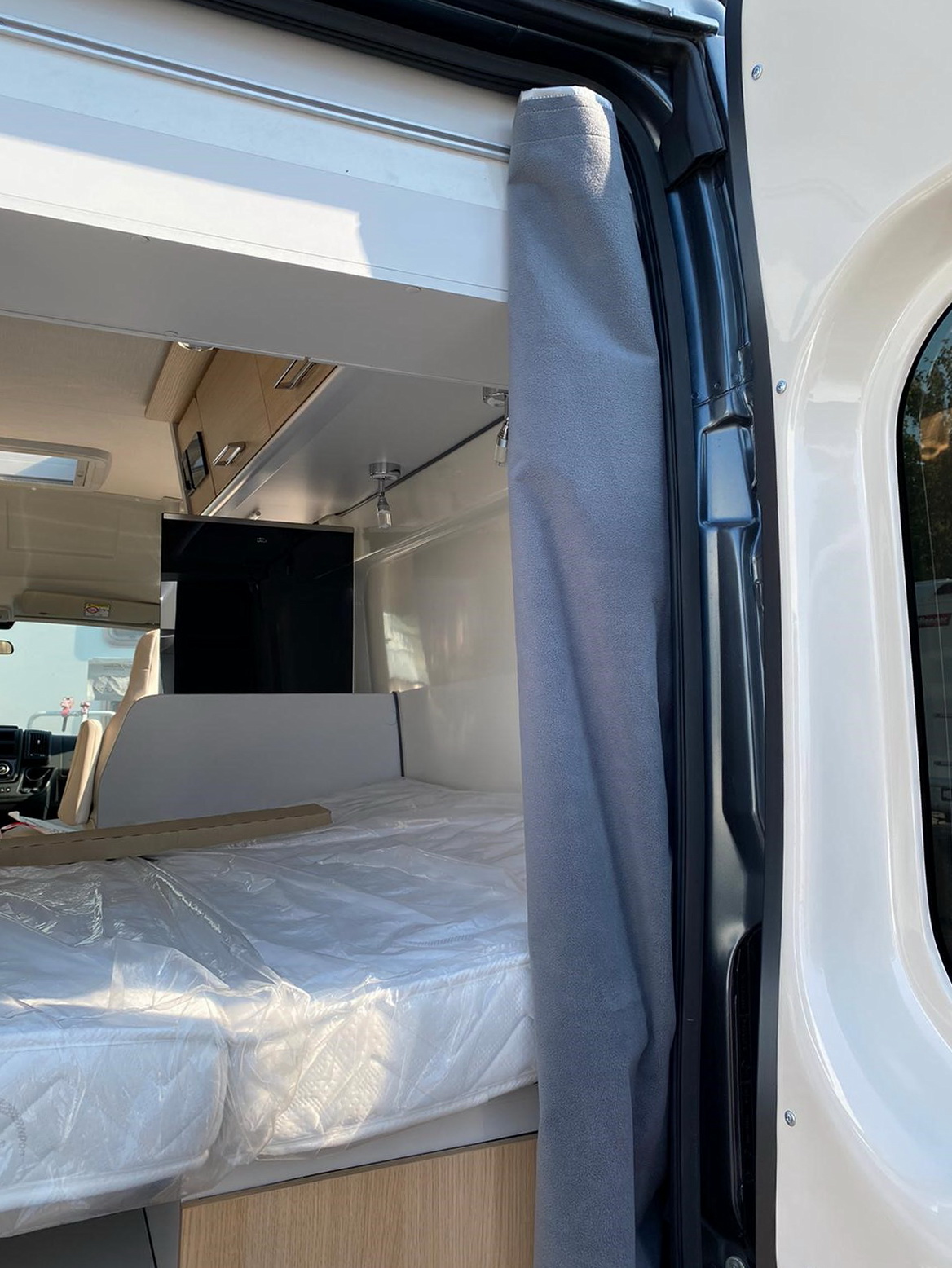 Telo Termico Per Porta Camper 133x180 Cm – Isolante Invernale A Tre Strati Con Chiusura Magnetica E Installazione Adesivo Statico, Blocca Freddo E Insetti